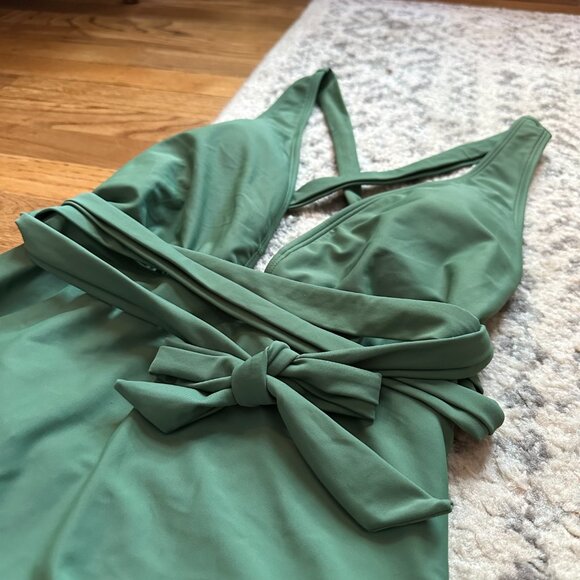 CUPSHE {NWT} One Piece Criss Cross Deep V Swimsuit | Medium | Basil Green - Picture 5 of 9
